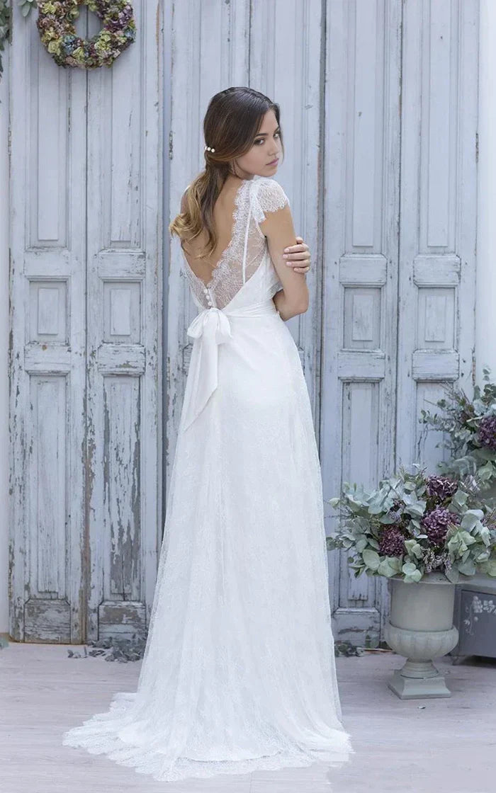 Vestido de novia de tul con escote en V, mangas cortas y encaje, sin espalda